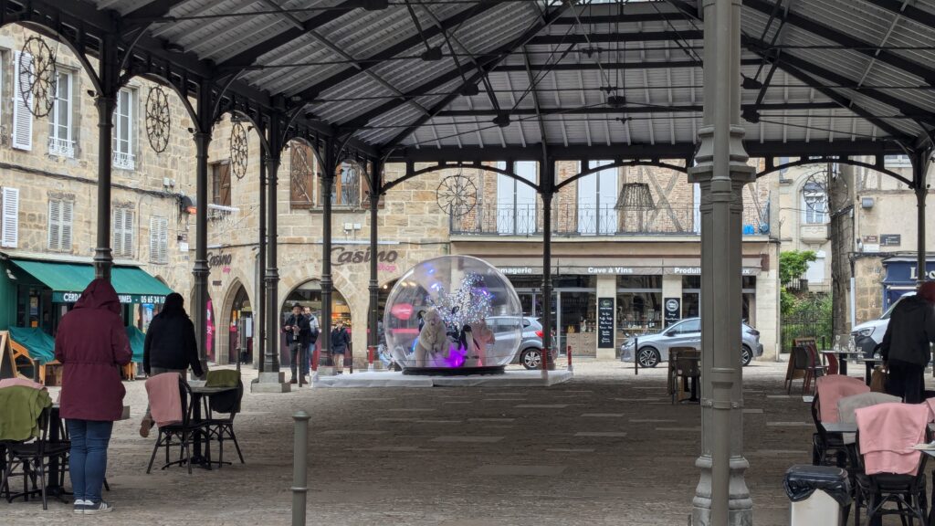 déco boule de noël sous la halle (24)