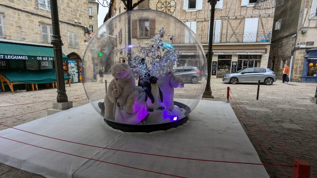 déco boule de noël sous la halle (5)